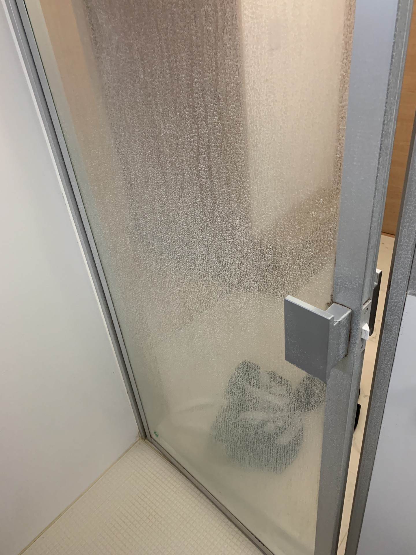 お風呂の扉ガラスのモヤモヤを落とす。